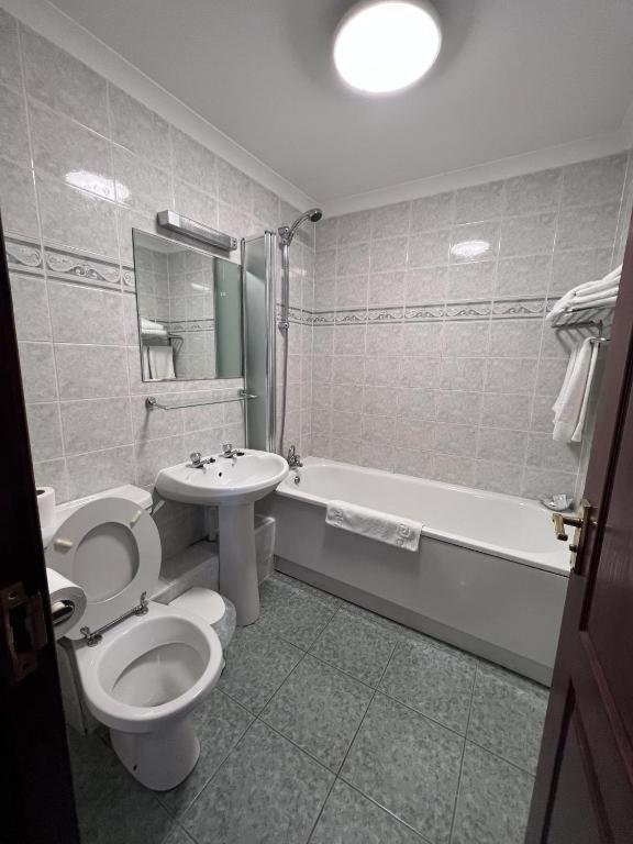 Lochway Hotel Dumbarton Bagian luar foto